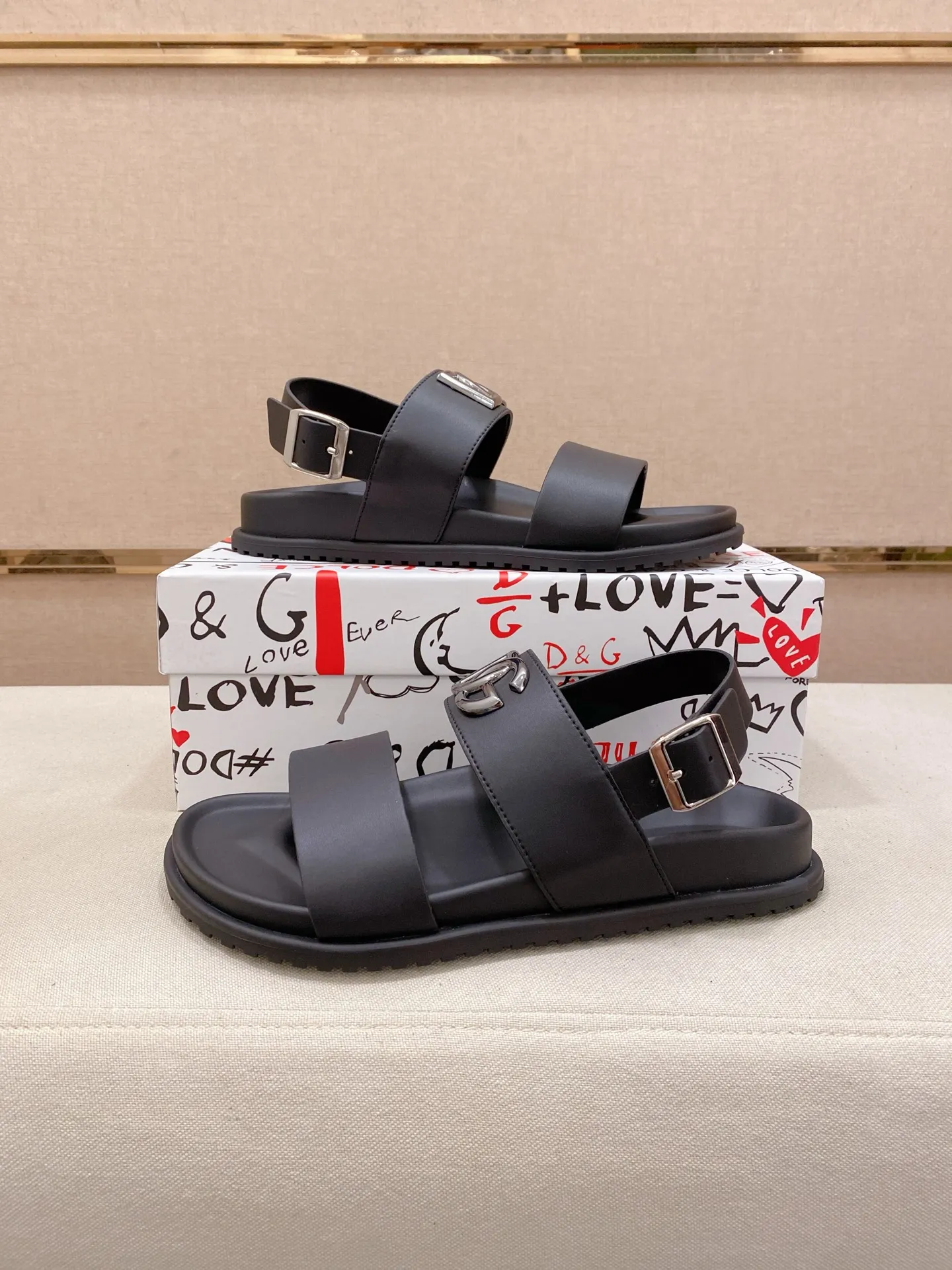 Factory price: 300💰 DG men's sandals and slippers. Showcase high-end style design. The DG strap is embellished with an aluminum DG buckle to enhance the style. Paired with a comfortable tonal notch sole, they pair easily with shorts or jeans for a sophisticated look. Main body: cow leather, technical fabric lining: cow leather, with adjustable straps, aluminum DG buckle, EVA insole, tonal notch rubber outsole splicing structure 👌 Size: 38-44 Customized 45
